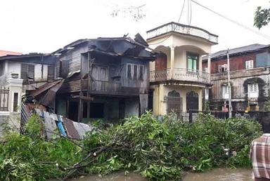 le vent detruit a Mawlamyine en Birmanie