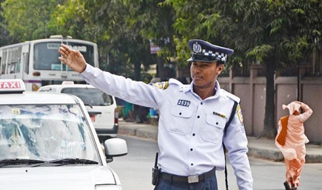 police traffic en Birmanie