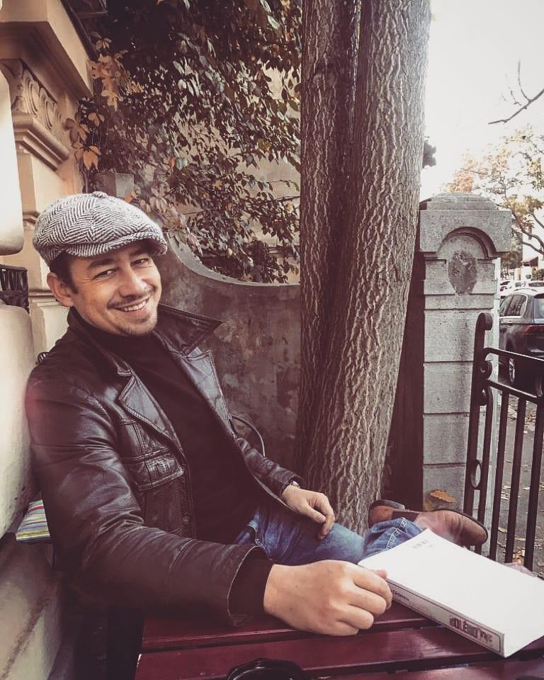 Grégory Rateau écrivain lancement du livre Hoinar prin romania roumanie