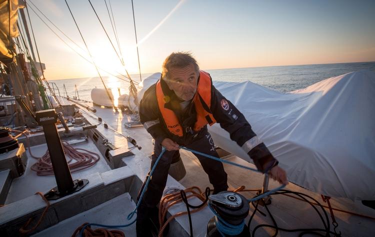 Deck_Officer_Francois_Aurat_wrapping_the_line_reef_sail_around_the_winch©Sarah_Fretwell_Fondation_Tara_Ocean