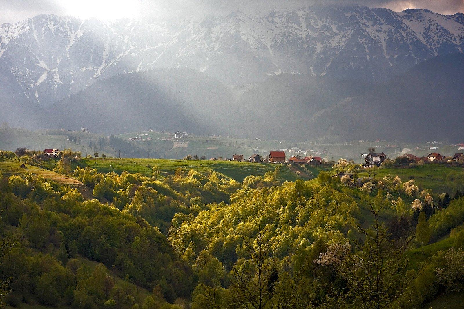 Evening_rays_over_Piatra_Craiului_Mountains