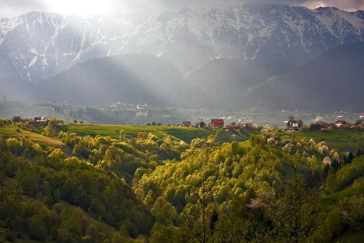 Evening_rays_over_Piatra_Craiului_Mountains