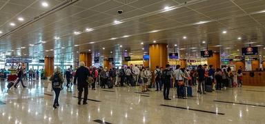 Files d'attentes à l’arrivée à Yangon en Birmanie