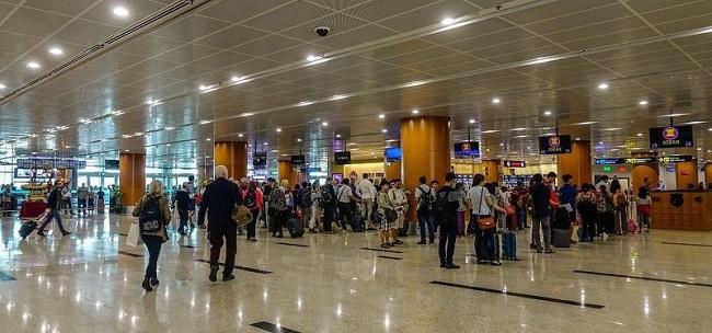 Files d'attentes à l’arrivée à Yangon en Birmanie