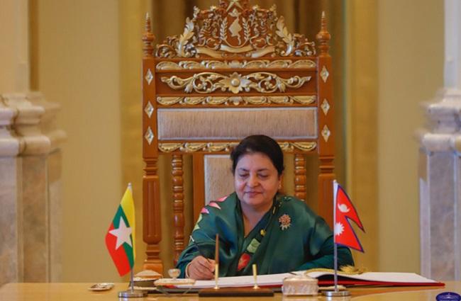 La présidente du Népal Bidya Devi Bhandari signant les accords en Birmanie