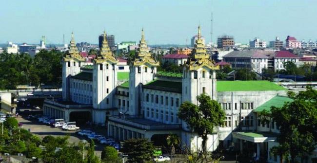 Yangon central railway station gare en Birmanie