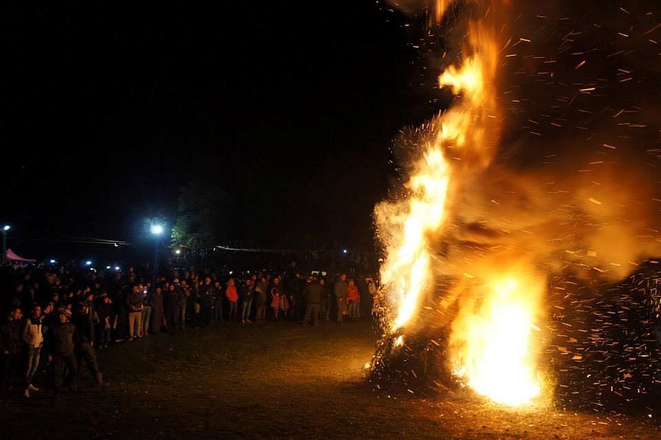 Feu de Sumedru tradition roumanie 2000 ans