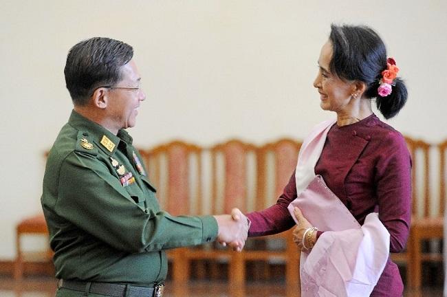 Le chef d’état-major Min Aung Hlaing et Daw Aung San Suu Kyi, la Conseillère d'état, mis aujourd'hui dans le même sac en Birmanie