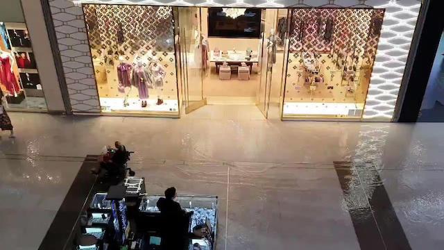 Les pluies torrentielles provoquent des inondations au Dubai Mall