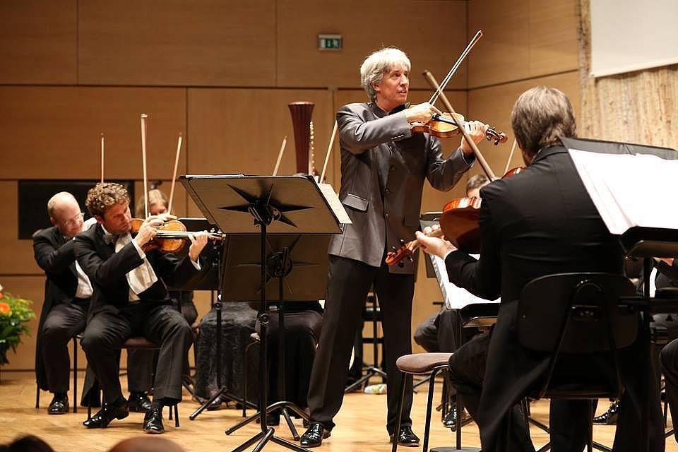 Ensemble Johann Strauss chef d'orchestre Russell McGregor concerts roumanie décembre