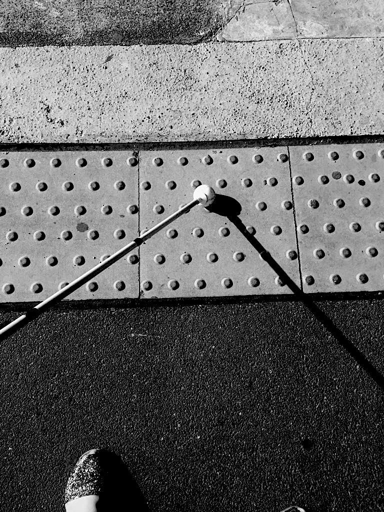 Avez-vous remarqué ces «marqueurs métalliques » qui parsèment certaines rues depuis peu