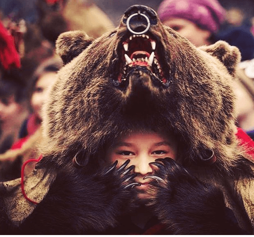 danse des ours tradition roumanie tourisme noel