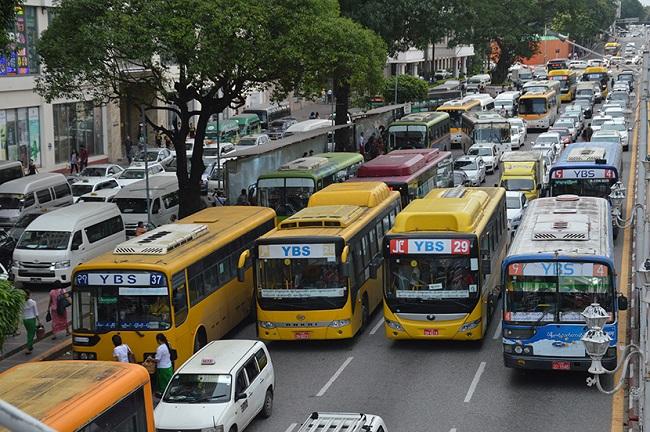 Des bus circulent et s'arrêtent sur quatre files, bloquant la circulation
