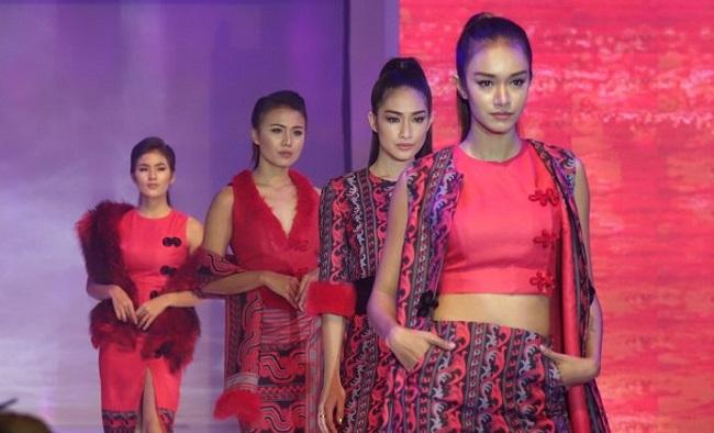 Des créations de la star birmane de la mode Mogok Pauk Pauk defile franco-birman en Birmanie