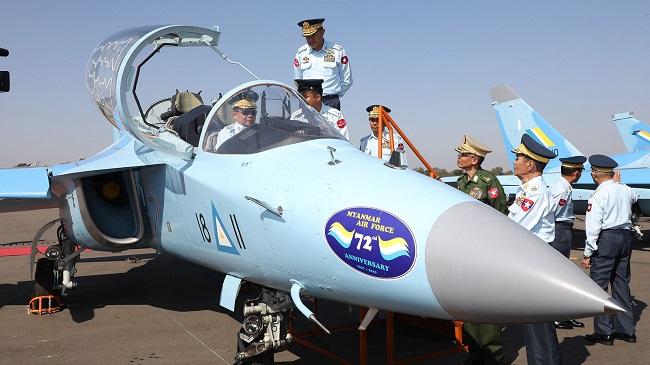 Le chef d’état-major Min Aung Hlaing essaie un des nouveaux Yak-130 de l'armée birmane