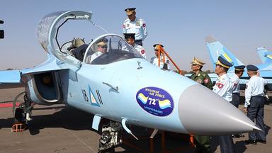 Le chef d’état-major Min Aung Hlaing essaie un des nouveaux Yak-130 de l'armée birmane