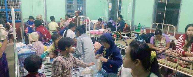 Les victimes de l'intoxication alimentaire en soin à l'hopital de Ngapudaw, en Birmanie