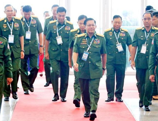 Min Aung Hlaing (au centre) et une cohorte de ses officiers
