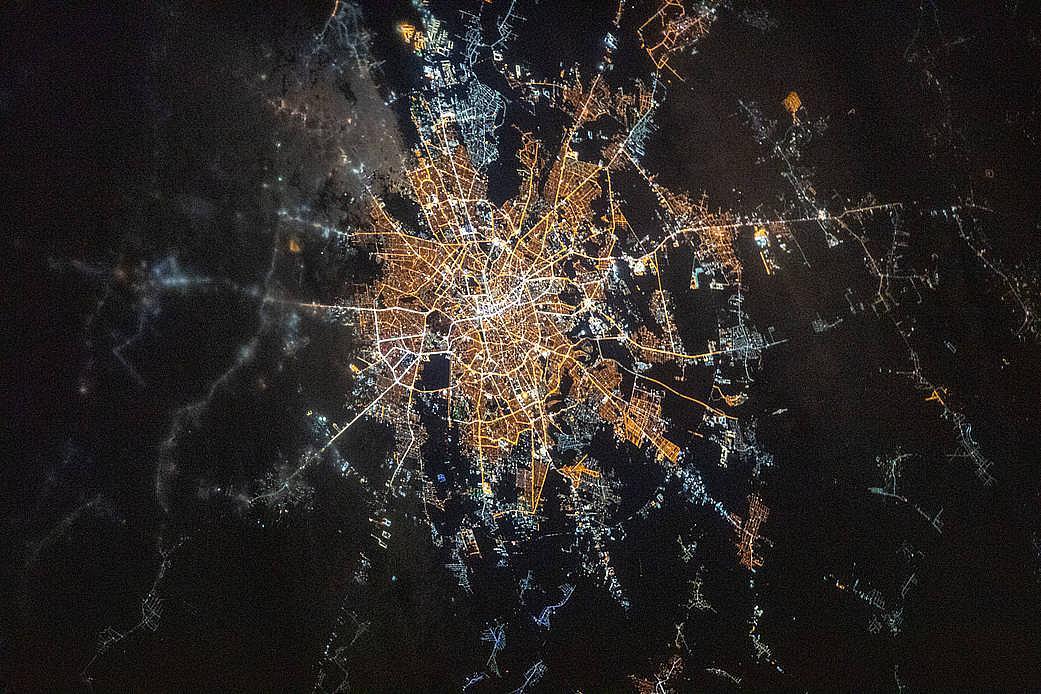 bucarest photographiée depuis l'espace agence spatiale américaine de la NASA