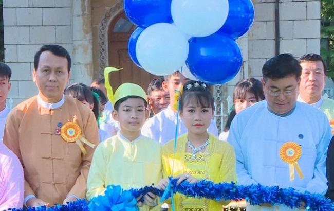 ouverture du festival de la lecture pour enfants en presence de U Phyo Min Thein, a gauche, en BIrmanie
