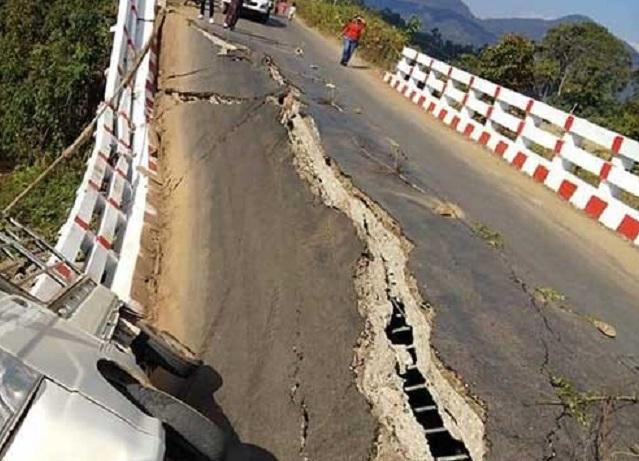 une moitie de pont s'effondre dans l'etat de Shan en Birmanie