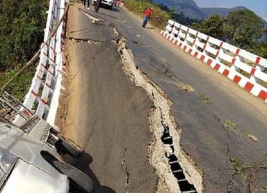 une moitie de pont s'effondre dans l'etat de Shan en Birmanie