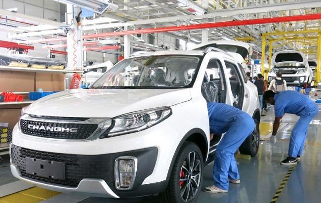 Dans une usine de voiture en Birmanie