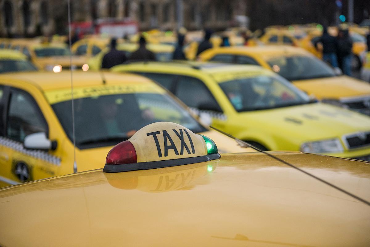 Bucarest Voitures taxi vieilles et polluantes bientôt interdites roumanie pollution circulation