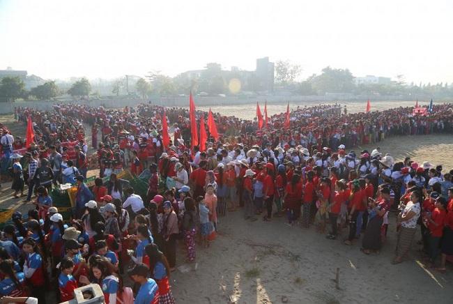 A Hlaing Tha Yar, dans le nord-est de Yangon, des salariés du secteur de la confection textile manifestent