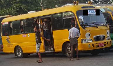 L'un des nombreux minibus utilisés par YBS en Birmanie
