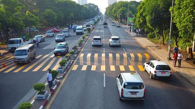 Passages piétons sur Pyay Road en Birmanie