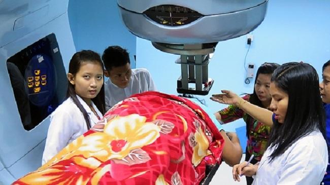 Séance de radiothérapie à l'hôpital général de Yangon, en Birmanie