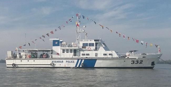 Un navire de la police birmane