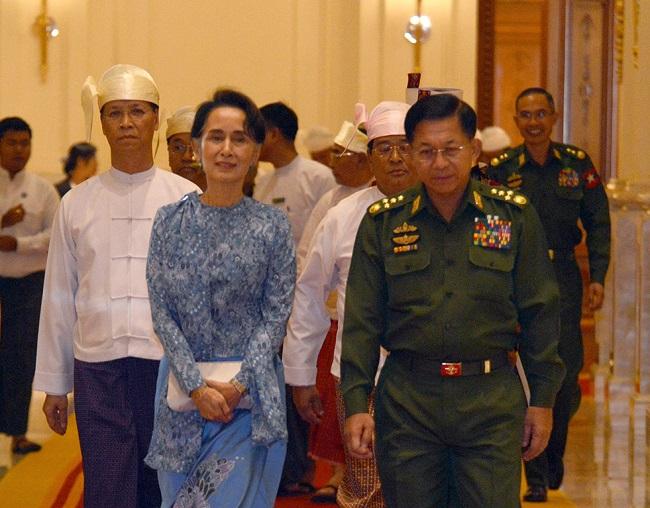 Daw Aung San Suu Kyi et le chef d'état-major U Min Aung Hlaing arrivant ensemble au parlement birman