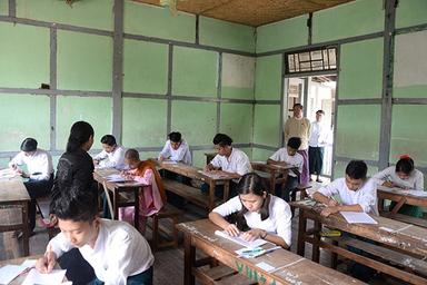 En 2019, le ministre de l’Education, U Myo Thein Gyi, visite un centre d'examen de matriculation en Birmanie