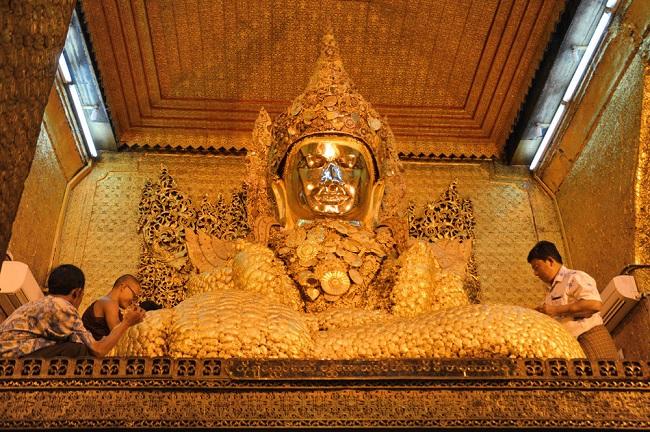 La statue de Bouddha de la pagode de Mahamuni à Mandalay en Birmanie