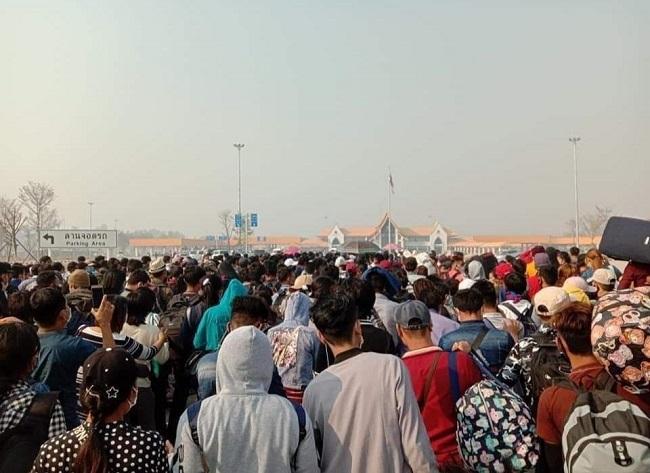 Pour les milliers de Birmans qui affluent aux divers postes-frontières avec leur pays, l'attente sera encore longue..._2