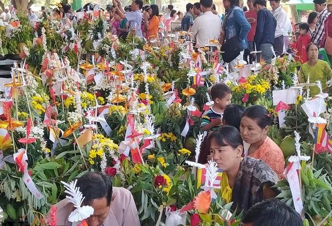 Prière avant examen à la pagode Shwe Thein Taw en BIrmanie