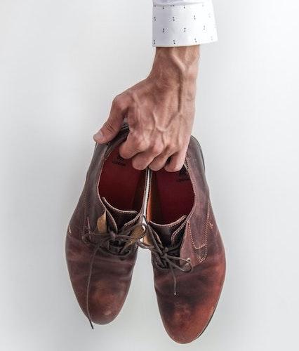 Attention à vos chaussures…elles peuvent, elles aussi, transporter le virus