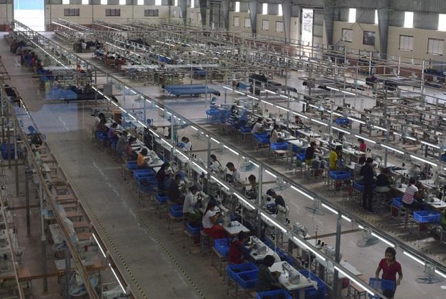 Dans une usine de fabrication textile de Yangon en Birmanie
