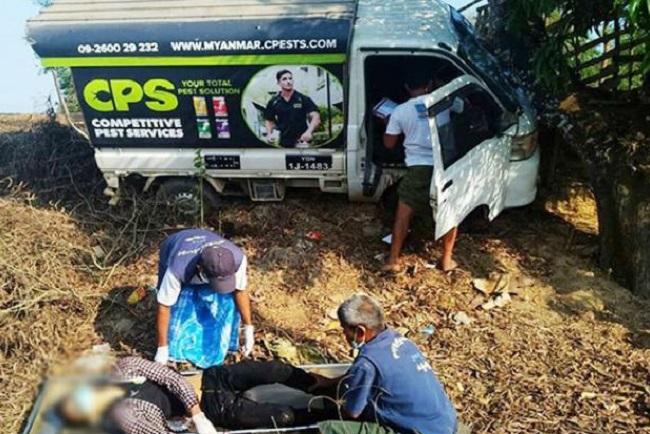 Des civils auprès du cadavre du chauffeur après les tirs sur la camionnette de CPS le 21 avril dernier