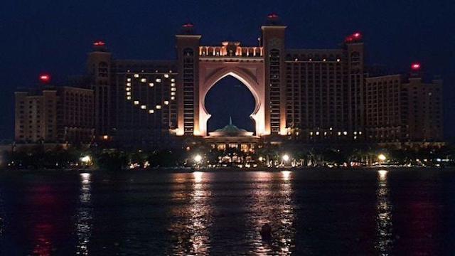 Les hôtels Dubaïotes se parent de cœurs lumineux en signe de soutien