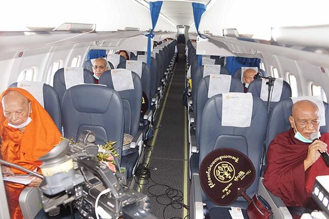 Les moines bouddhistes dans l'avion