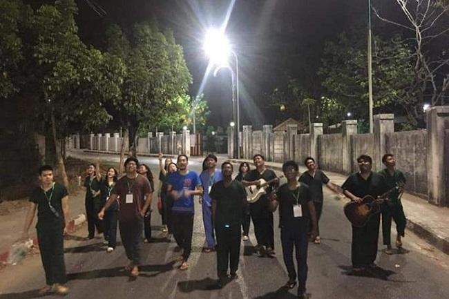 Une image tirée de la vidéo des soignants en concert en Birmanie