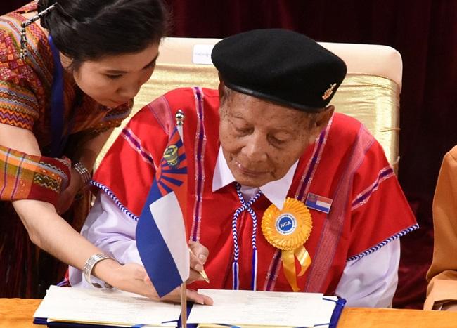 Le général Saw Htay Maung signant l'accord de cessez-le-feu national en octobre 2015