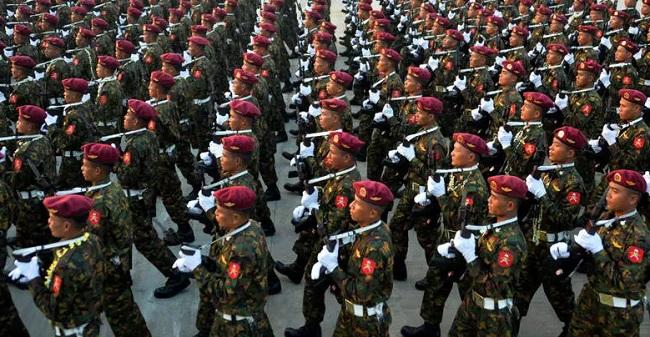 Le mode de vie militaire favorise la propagation rapide des maladies contagieuses comme le Covid-19