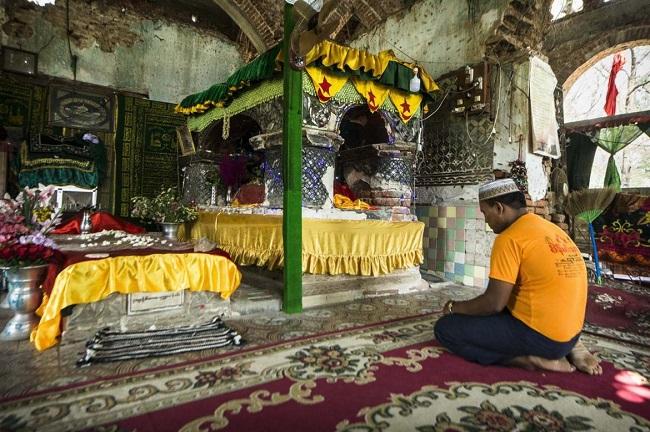 Musulman en prière en Birmanie
