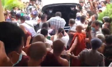 Une image tirée d'une des vidéos de la tentative de lynchage circulant sur Facebook