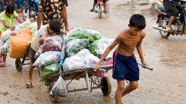Le travail des enfants, notamment en soutien de leur famille, est toujours une réalité quotidienne en Birmanie
