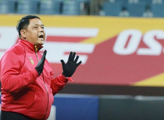 U Tin Myint Aung, le nouvel entraîneur de l'équipe féminine de football de Birmanie